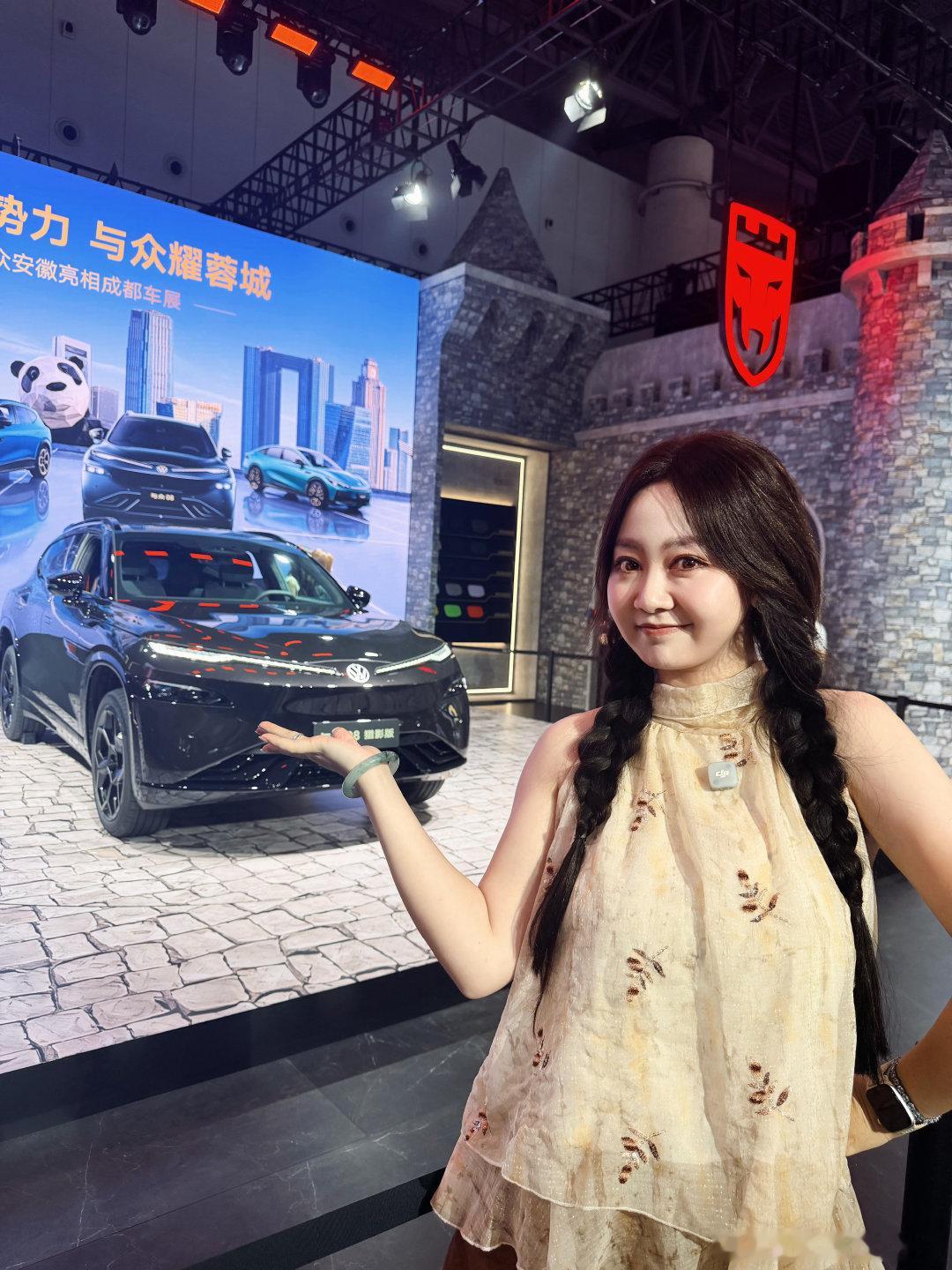 从没在车展这么悠哉过
现在坐在蔚来展厅里休息了～
（平时从不去牛屋，谁能想到权益在车展用上了）
感觉现在平时卷的厉害，车展的氛围反而没有那么浓烈了
求助大家，唇炎有没有好办法啊！！！
真的很疼！！
#成都车展#  ​