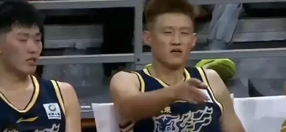 最后两分多钟一分未得，广厦这波直接被广东宏远给彻底打懵了。
96比78，整整净胜18分。
王博在比赛还剩2分11秒时叫的那个暂停，不仅没能止血，反而成了最后的哑火符。暂停回来后广厦一分未得，得分直接在78分定格到终场。
这场球宏远明显是憋了一口气。
杜锋和朱芳雨亲自在场边坐镇，加上赛前管理层