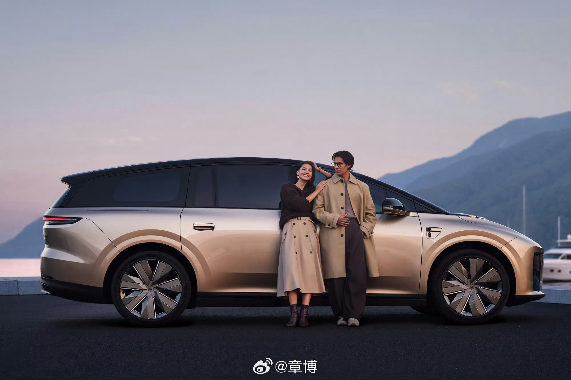 #李想称i9全世界绝无仅有#
上午刷到李想新发的微博，这个比喻一下子就看懂了。

他是这么划分的，理想MEGA Home，就相当于远郊别墅，空间巨能装，适合一家人出去玩、长途自驾游。

而新的理想i9 Home，定位直接换成市中心顶级大平层。

重点不再是疯狂堆储物，而是视野通透、内饰高级，座舱整整齐齐， ​
