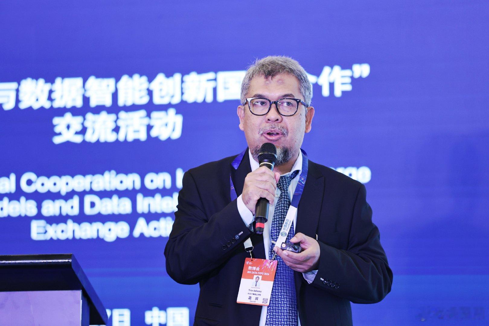 【印尼科学院院士特里奥·阿迪奥诺：#要严防AI的未授权访问和窃取# 】#聚焦2026数博会# 8月27日下午，2026数博会“大模型与数据智能创新国际合作”交流活动举行，印尼万隆理工学院教授、印尼芯片设计协作中心主席、印尼科学院院士特里奥·阿迪奥诺（Trio Adiono）在活动现场说，保密计算是保障人工智能发 ​