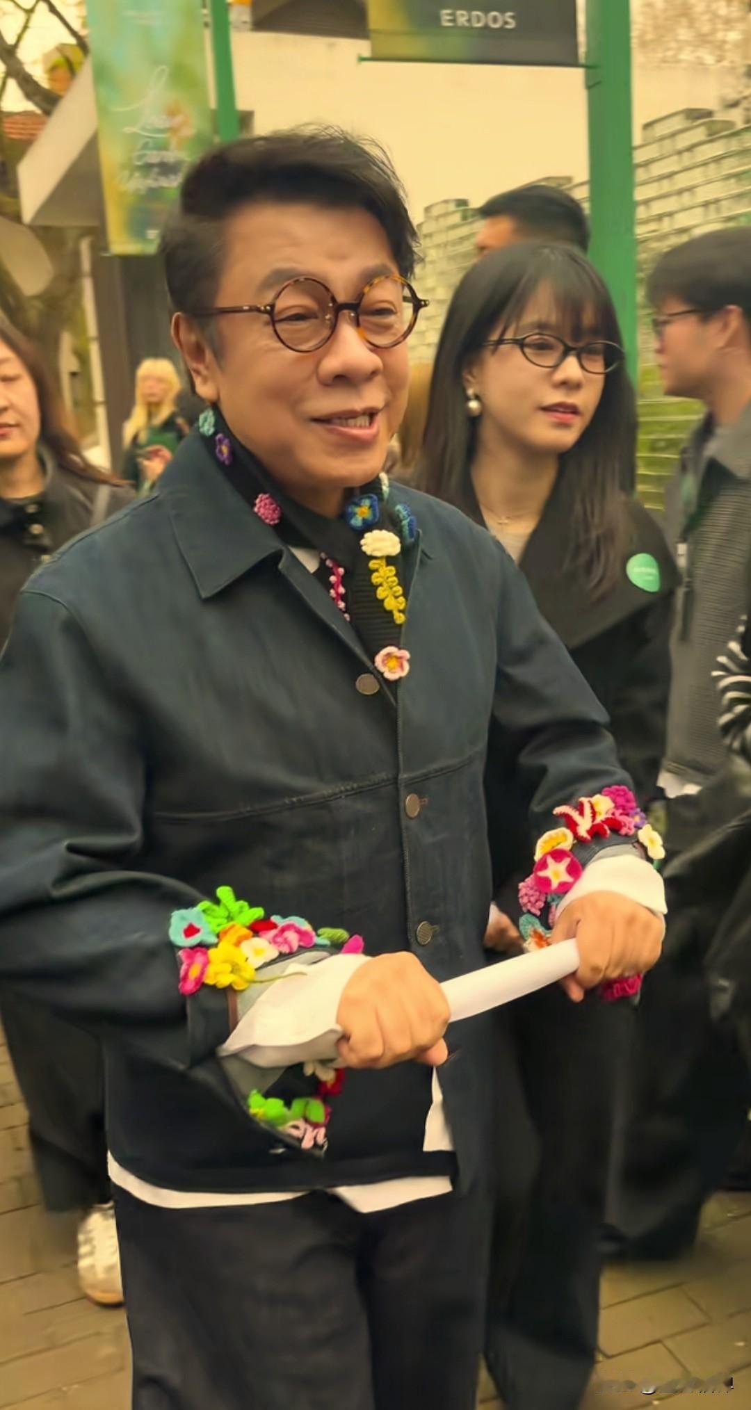蔡康永事件曝光之后，最先做出反应的是仅和他合作一个月的零跑汽车。
 
零跑官方连夜发布声明，明确表态，宣布下线与蔡康永相关活动，并且保留追究法律责任的权利。
 
声明强调，蔡康永仅为过往合作内容的参与艺人，并非零跑代言人，品牌现已下线与其相关的全部内容。
 
这次风波的根源，在于蔡康永触碰了绝对不能
