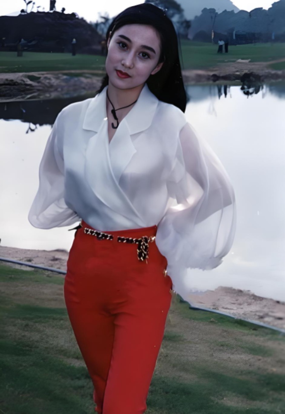 1987年，利智在拍摄时，被周润发一脚踹进玻璃渣里，后来在杀青宴上，周润发又悄悄拿着吃剩的蛋糕，直接拍在她脸上，现场的人都在笑，只有张国荣安慰了她两句。

主要信源：（新华网——揭李连杰爱妻利智身世 曾遭周润发羞辱(图)）

1987年的香港电影圈，等级分明，新人想在里头站稳脚跟，得扒层皮。

利智