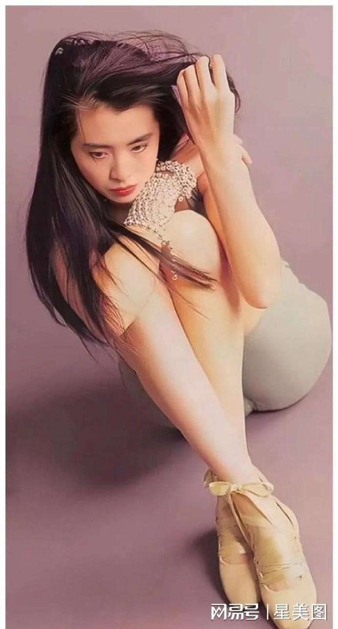 以前全网猜了二十多年，都觉得王祖贤是被情伤挫得心灰意冷，才躲去加拿大避世，现在才知道我们全把她的人生套进了悲情剧本里。
她22年前拍完《美丽上海》直接把自己从娱乐圈连根拔走，不接综艺不跑晚会不带货，连露脸都极少，根本不是等着复出的“假淡出”。
这次她对着李诞亲口说，当年走