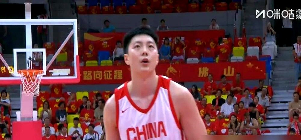 杜锋交出战术板退居幕后那天，胡明轩的处境成了最大的悬念。

当年夏令营主动凑上去求教的毛头小子，硬是被杜锋一路拽进国家队。顶着铺天盖地的杂音，杜锋捂着耳朵，把胡明轩扔进高强度实战里死磕。

传球、硬解、战术轴心，这是杜锋用无数次场边咆哮砸出来的底牌。他不看评论区，只看战术板，成就了现在的宏远核心。