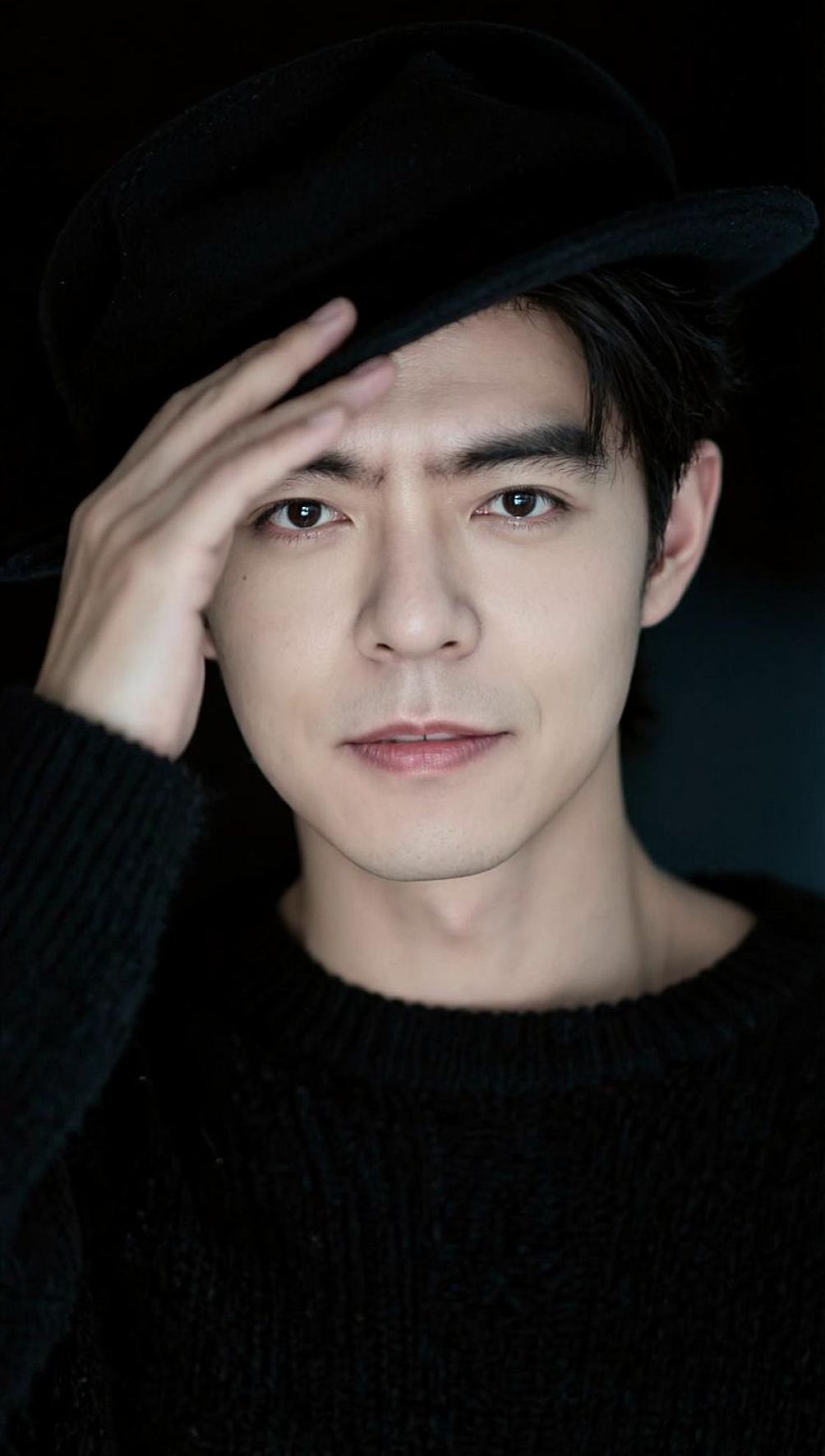 氛围感拉满！🖤✨无论是日常穿搭还是拍照姿势，都值得借鉴。