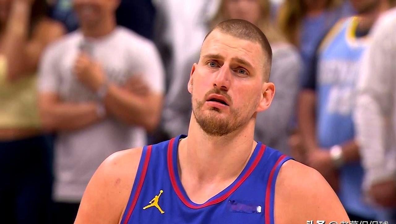 约基奇洗完澡后，内裤没了。    是的，你没听错。掘金队更衣室里，这位...