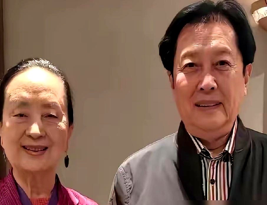 74岁的唐国强和75岁的张金玲同框，一个转头对视，直接把人拉回四十年前。

台下全在拿手机拍，大家拍的是当年追电影的青春。散场后不少人私下嘀咕，唐国强这状态根本不像七十多岁的人。

哪有什么不老神话。老爷子每天雷打不动快走五公里，饮食控得比小年轻还狠。刚在横店拍完短剧，后头又连着央视正剧，一天都没打