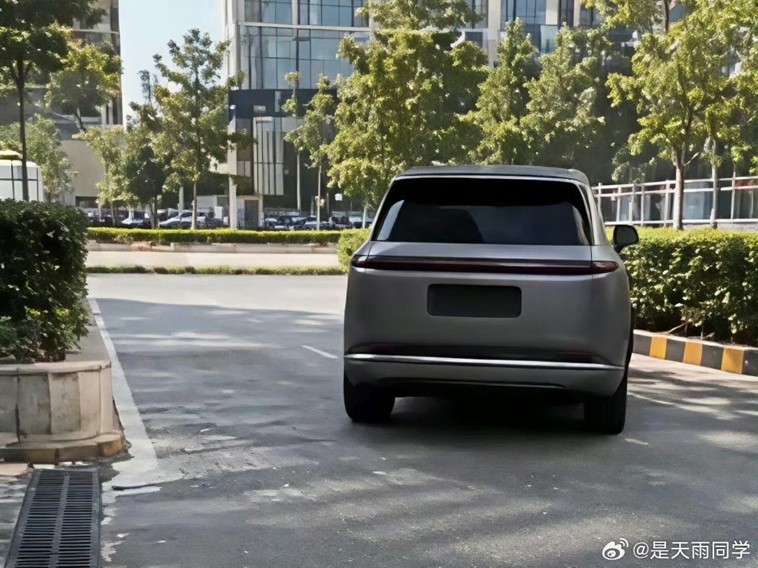 不知道是角度问题还是拍摄问题，阿维塔这新旗舰，后屁股一言难尽。

#大v聊车# ​
