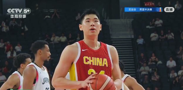 男篮输20分创造耻辱纪录！赛后一幕出圈，胡明轩的状态太让人心疼
名古屋亚运男篮半决赛落下帷幕。中国男篮77比97不敌日本男篮。二十分分差创下中日男篮交手历史最大输球纪录。中国男篮连续两届亚运会无缘决赛。整场比赛攻防节奏失控。战术体系完全被对手强压。赛场两组画面引发全网热议。郭士强赛后拒绝与日本主帅互