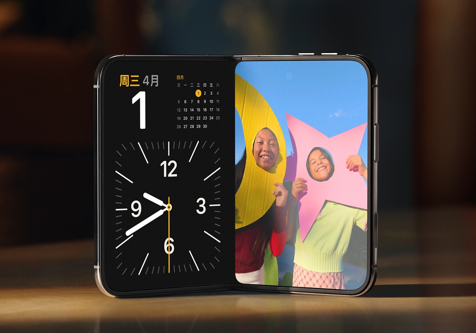 iPhone Duo有几个非常有创新性的地方：

1、折叠内屏首次以“纳米纹理”作为核心方案

直接降低光、反射，视觉上去弱化折痕，看起来折痕更浅
出厂没有塑料膜，本身更加耐造，不像其它折叠屏不贴膜容易坏
这个纳米纹理手感很像AG磨砂，抗指纹，不沾灰，清洁方便
用过折叠屏都知道，普通折叠屏那个膜很软 ​