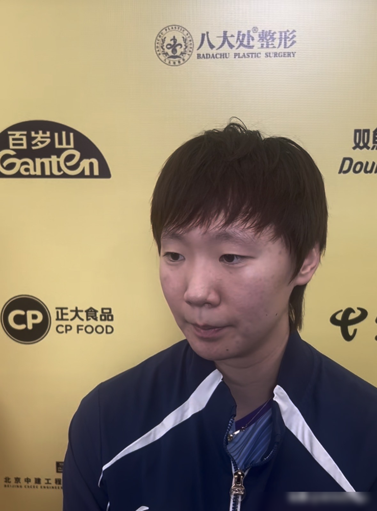 王曼昱赛后直接比了个2，全场记者都懵了。
10月8号WTT大满贯，女双王曼昱蒯曼3比0拿下，晋级四强。混采区记者问完两个问题，还想接着追第三个。王曼昱手一抬，比个2，意思是俩问题问完了，收工。
旁边蒯曼当场笑出声。记者也乐了，没人敢再递话筒。
这画面立马冲上热搜。网友管她叫国乒催进度第一人，说