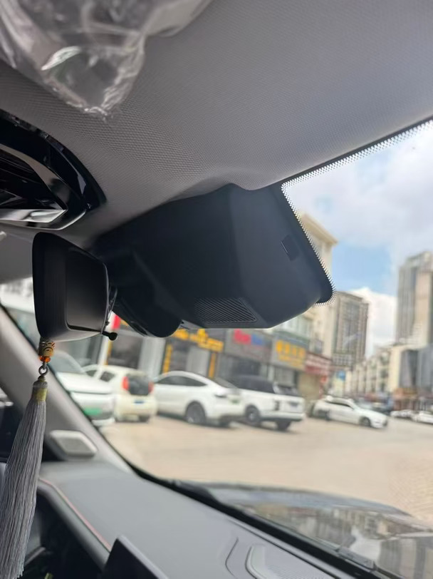新车｜记录仪安装完成｜拒绝虚标｜干货总结
	
🚘新车装✨行车记录仪实拍落地
	
提新车☝️件事，安排行车记录仪。深挖硬件参数，拒绝插值4K噱头，只看硬核实力📋
	
✅我的选🐶标准
▫️供电选超级电容，摒弃锂电池。抵御夏日车内高温，规避⛑️隐患，录制更稳定
▫️索尼IMX传感器➕F1.8大光圈，搭配WDR宽动态。夜间会车、逆光环境，车牌依旧清晰
▫️隐藏式安装在后视镜后方。电车留意避开雨量传感器、ADAS，不干扰原车功能
▫️保险盒取电，实现24h停车监控
	
实拍完工，机身隐匿不突兀，A柱走暗线，车内整洁美观。
	
☁️云存储仅作为碰撞视频二次备份，主力依旧依靠高速内存卡，订阅前看清规则，避开套路。
	
行车记录仪，稳定＞花哨功能。不漏录、画质靠谱，出行更安心。
#行车记录仪 #车载好物 #新车必备#行车记录仪避坑#用车干货