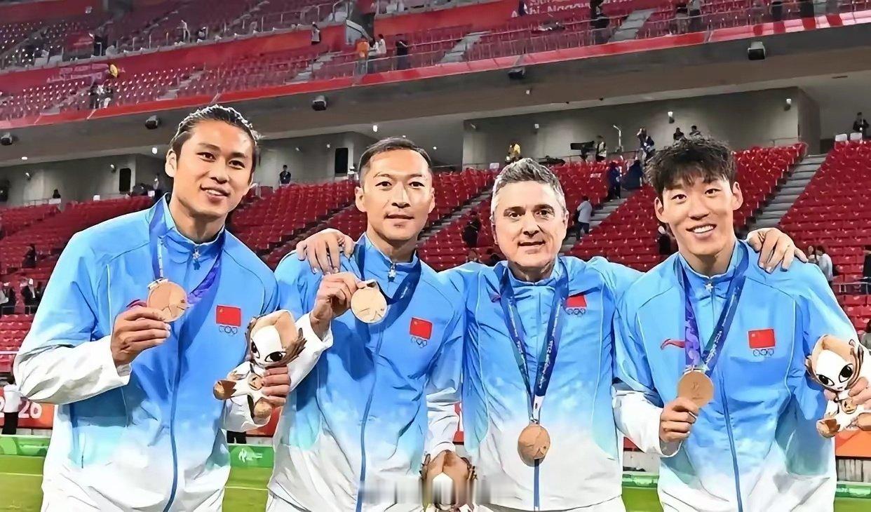 国足亚运队拿到铜牌，登上新闻联播，出镜15秒！
苦战乌兹别克斯坦，常规时间2比2，点球大战门将李昊两度扑点取胜。
时隔28年，中国男足再次站上亚运会领奖台。
新闻联播大多播报金牌喜讯，专门给了这支年轻队伍15秒镜头。
没有金牌，但是小伙子们拼出来的韧性，太难得！ ​