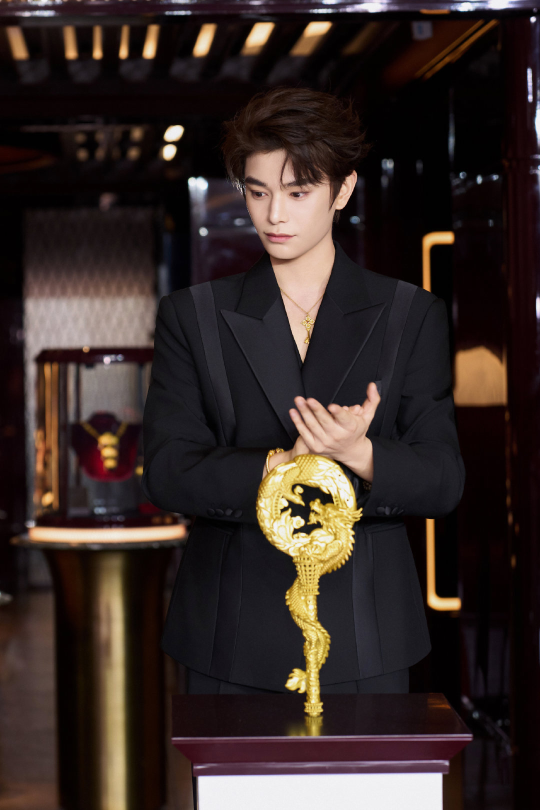 #丁禹兮[超话]#  

黑金为底，尽显东方格调
赴一场匠心之约

#老凤祥丁禹兮金钥匙启运##丁禹兮老凤祥品牌全球代言人# ​