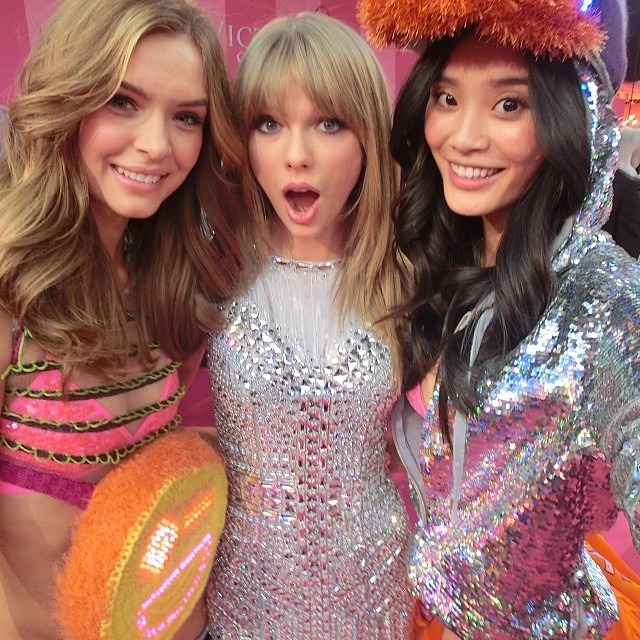 霉霉-活动宣传
TaylorSwift-出席活动
November 13, 2013
2013 Victoria‘s Secret Fashion Show Pt.10
后台
#TaylorSwift# ​​​ ​​​​