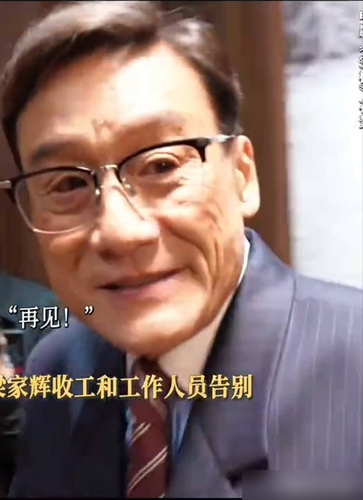 梁家辉说跟朱一龙对戏此生无憾，我第一反应是客套，直到看见他杀青后又折回片场探班。
一个在电影圈摸爬滚打几十年的人，什么对手没见过。彭于晏被他夸过演得最好，那是前辈的体面。可此生无憾四个字，是把自己压箱底的感受掏出来了。
《空枪》里富商对悍匪，场场对峙戏被叫文戏巅峰。两个男人，一个老辣，一个锋利，