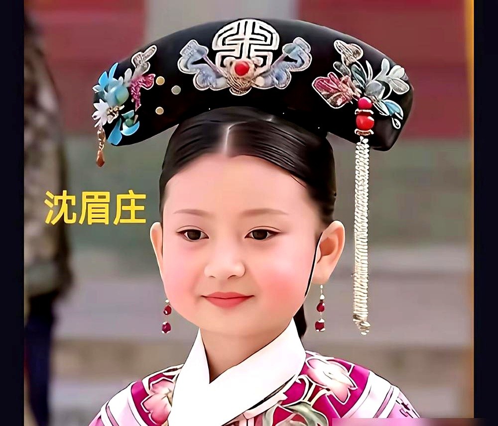 郑晓龙导演真是个“狠人”。

拍《甄嬛传》时，所有演员，连宫女太监都请了礼仪老师手把手教规矩，唯独把演夏冬春的颖儿给漏了。

导演就是故意不教她。要的就是那股子没规矩的野劲儿，骨子里透出来的蠢和狂，拿鼻孔看人。颖儿也真听话，就顶着个大脑袋，挺着胸脯横冲直撞了三天。

结果，全剧组学规矩的，没一个比她