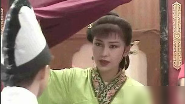 38岁演白娘子，29岁反串许仙，当年被嫌老的《新白娘子传奇》，现在看简直离谱。
1992年开拍时，赵雅芝38岁，陈美琪35岁，叶童才29岁。没有滤镜，没有磨皮，许仙的俊俏全靠叶童一张脸硬撑。
观众吐槽主角老，却夸兔子精、陈夫人好看。可仔细想想，38岁的白娘子往那一站，端庄大气，压得住千年蛇妖的气