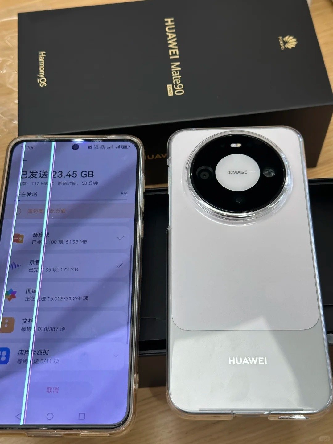 收到一个投稿，她说华为Mate60 换 Mate90，选的白色，不仔细看真看不出来换了新手机。#华为mate90# ​