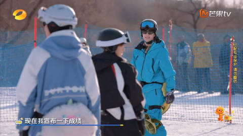 又看到这里，，，，<br />俩人在那探讨冲击力的时候，我们💧就这么...