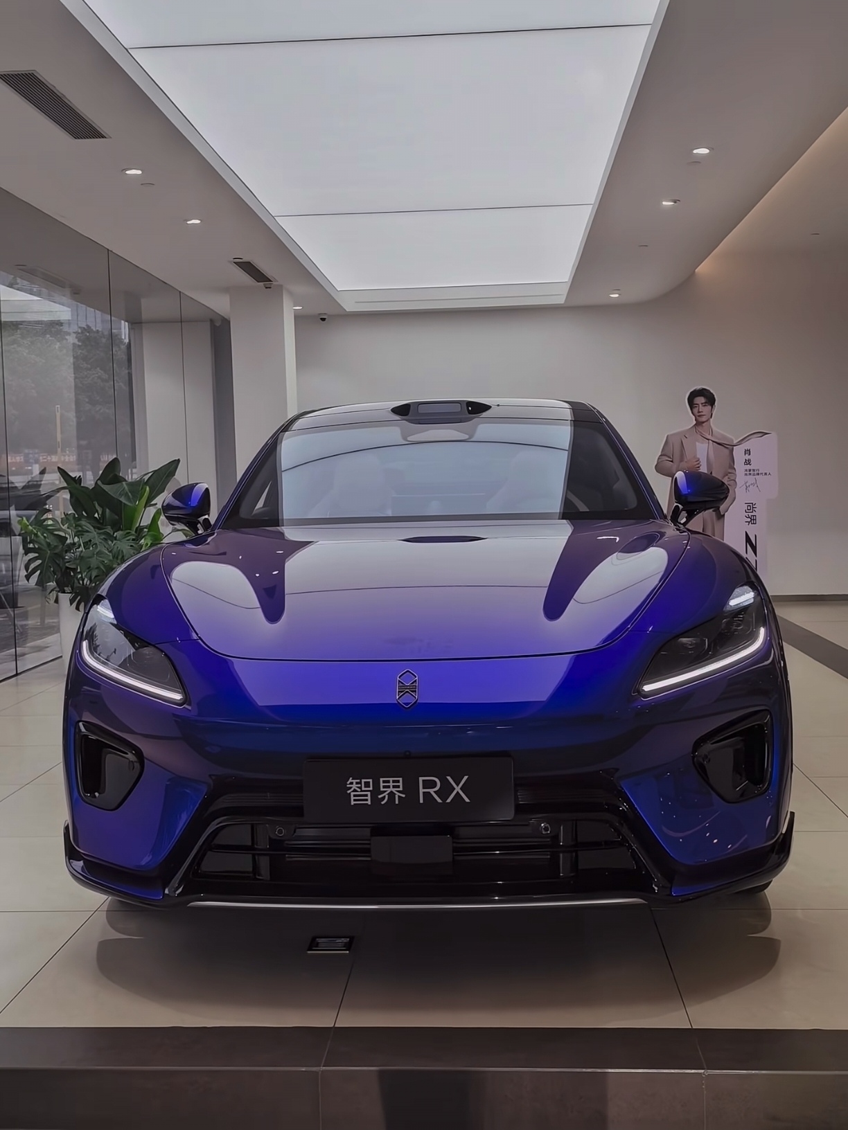 30万级5米级纯电轿跑SUV赛道，智界RX拿什么拼？
30万级5米级纯电轿跑SUV这个赛道，知名车型还是很多的，比如小米YU7、特斯拉Model Y、小鹏G6等。智界RX相对这些竞品，优势明显，不足也有。
比如智驾能力‌，智界RX用的是华为ADS5.0系统和L3级智驾架构，在硬件规格这块是领先小米Y