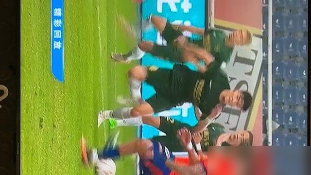 泰山5-0大胜，克雷桑勺子点球踢横梁上，看台直接炸了。
解禁复出打满全场，1球2助攻，数据看着挺漂亮。但过程不是那回事，上半场浙江就吃了红牌，等于泰山多打一人，克雷桑至少浪费了三个必进球。那个勺子点球，慢悠悠搓起来，哐当砸横梁，门将都没动。
球迷当场就吵起来了，有人喊“就这状态怎么争冠”，有人说