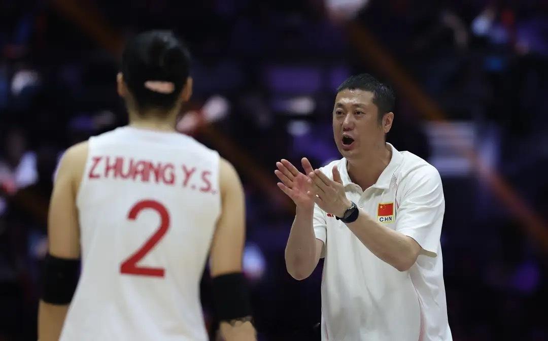 2026年女排亚锦赛决赛在天津落幕，坐镇主场的中国女排鏖战五局不敌泰国...