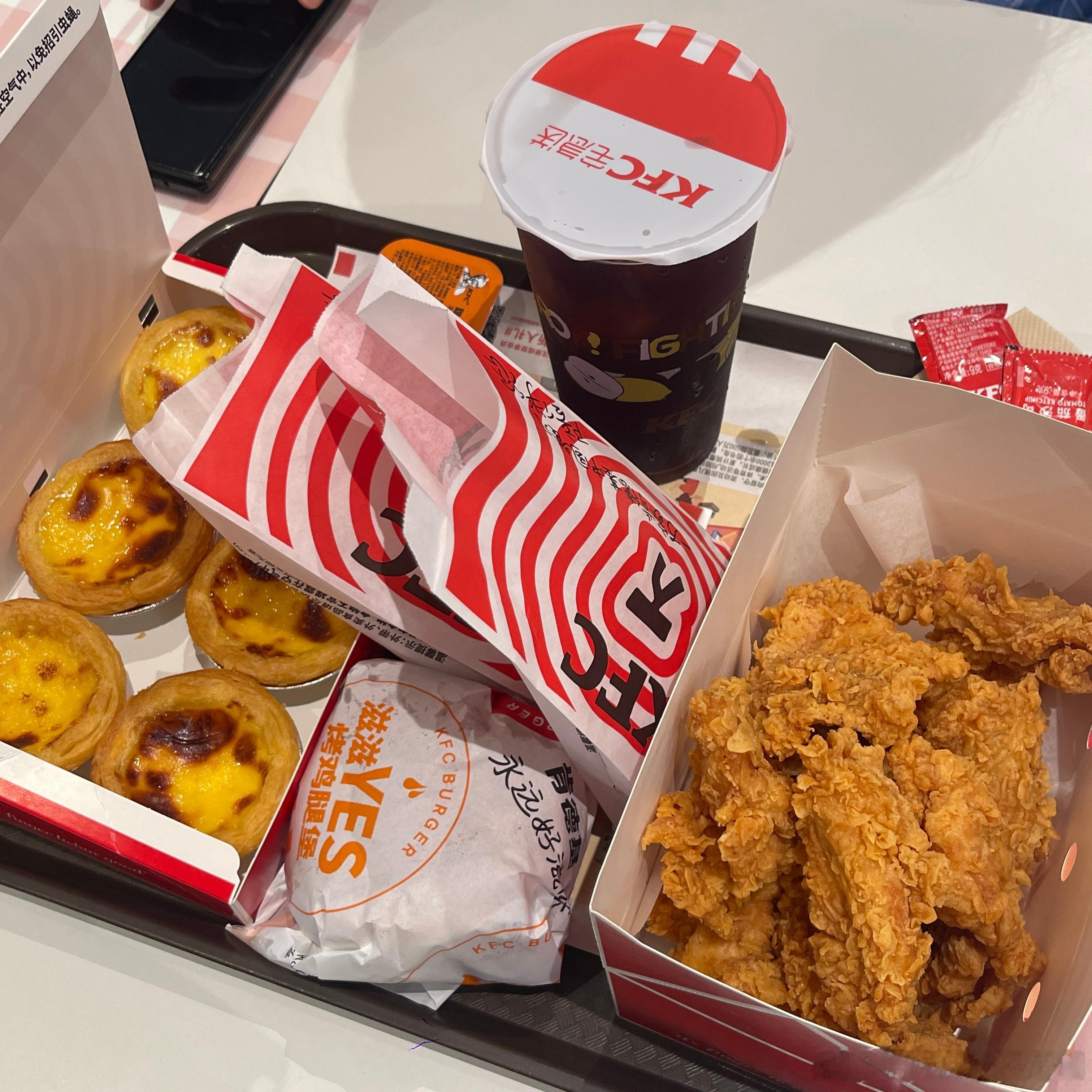 下班没回家，来到KFC，点了份炸鸡，一边吃一边哭，泪水滴落在香骨鸡上，KFC开了灯。 ​ ​​​