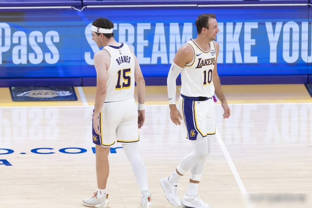 湖人最狠的一招，就是让你拼命打出身价，然后把你送走。 八村塁底角三分...