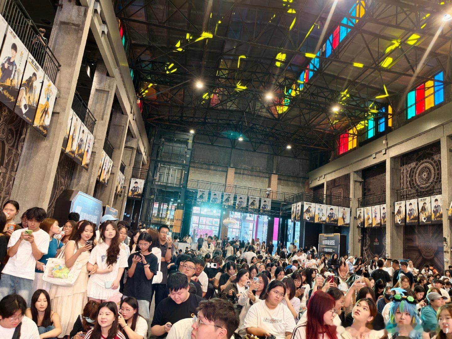 #iqoo[超话]##iQOO杯# 来看看iQOO杯电竞赛北大区现场，真的人山人海，现场还蛮多欢呼声的，非常不错。 ​