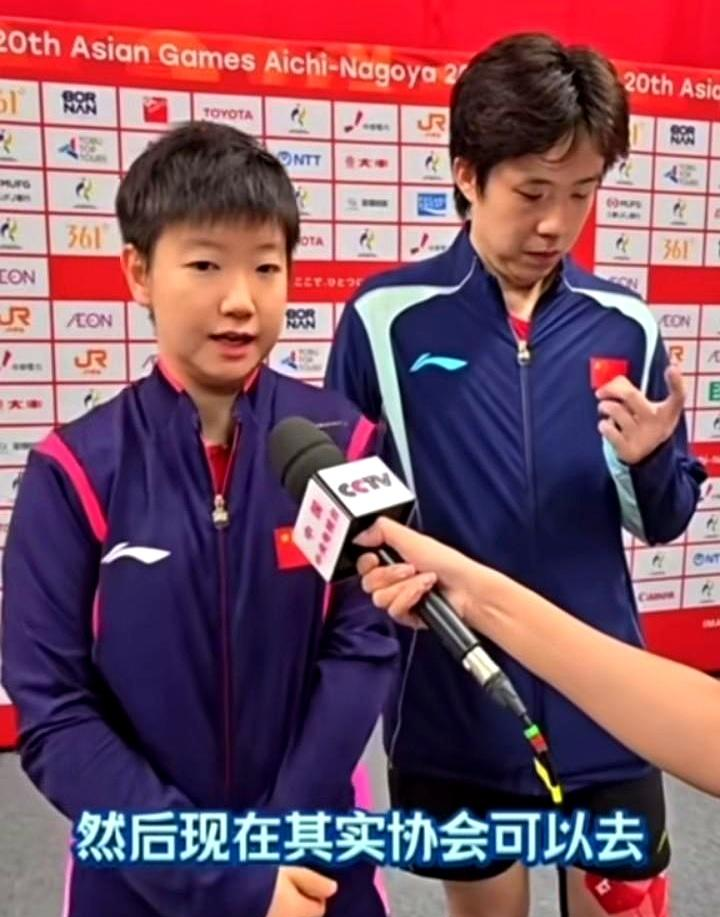 洛杉矶奥运混双改规则，国乒这波直接开挂了！
国际乒联已经正式官宣，2028年洛杉矶奥运会乒乓球混双项目，单个协会最多可以派两对组合参赛，条件是两对组合混双世界排名都得进前八，而且四个人必须都在协会的六人名单里。孙颖莎在亚运会赛后也亲口证实了这个消息，说协会现在可以报两对了。
说实话，巴黎奥运会那会儿