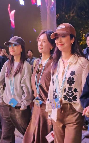 乌镇戏剧节：李沁惊艳，梅婷嫩了，黄磊帅了，瘦下来的郝蕾赢麻了，生图里肤白貌美笑盈盈，没精修没架子 ​