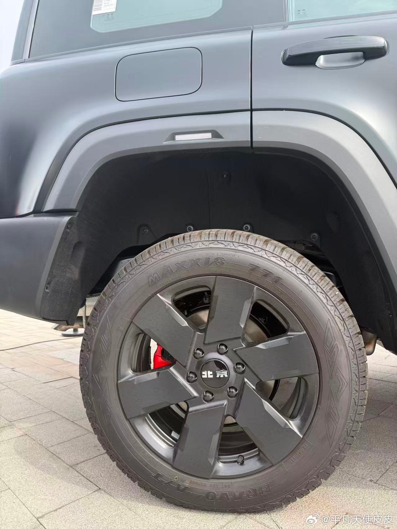 把游戏里的车开上公路！BJ40增程黑曜版圆梦了
玩开放世界游戏的时候，最想拥有的就是那台又黑又硬、能跑能野的载具。
现在它直接出现在现实里：BJ40增程黑曜版，原厂哑光黑涂装，熏黑轮毂和亮黑车标像游戏里的传说级皮肤；4.9秒零百加速、非承载车身、三把锁，就是点满的技能树，遇到任何路况都能硬控 ​