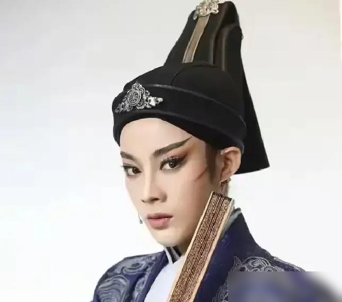 爆！S+古装大剧女主卡壳，导演柏杉左右拿不定主意！
这是柏杉继《唐朝诡事录》后的S+权谋新剧《大帝姬》，女主需要女扮男装夺权称帝。目前剧组同时接触关晓彤和陈丽君，二选一的传闻满天飞，官方尚未官宣。
有人分析适配度：关晓彤走柔美路线，撑不起女帝的英气劲儿；陈丽君有越剧功底，男装英气逼人，适配度拉满