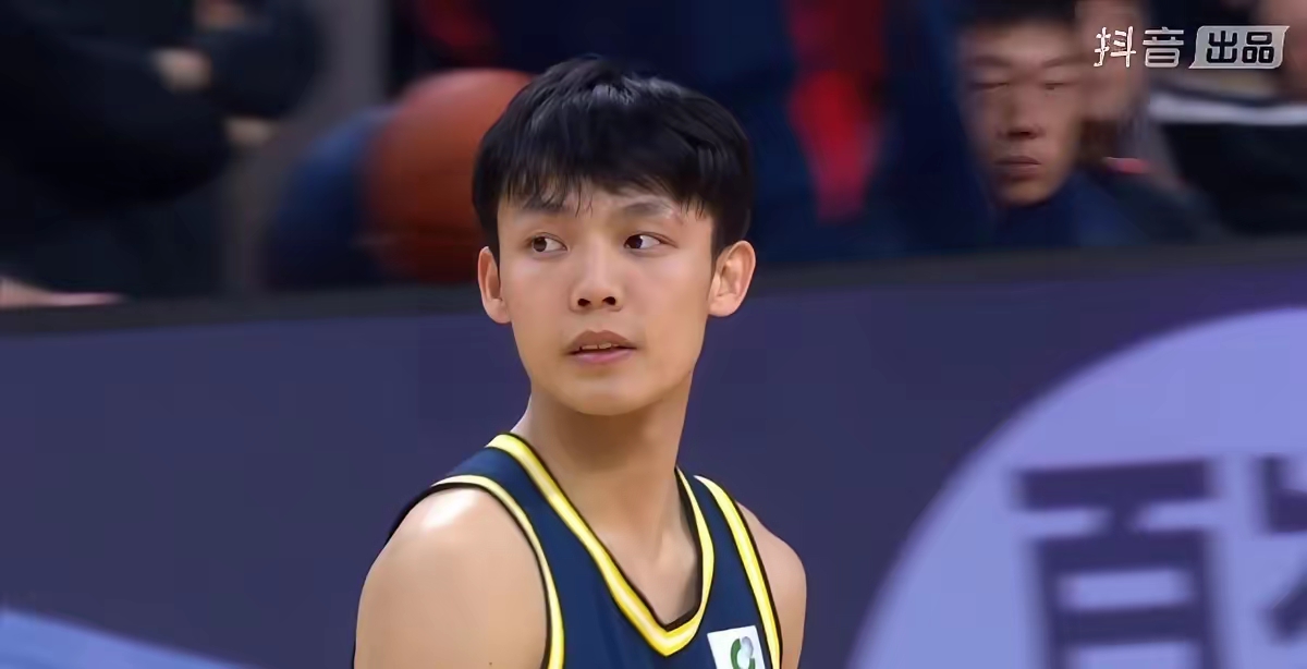 广东男篮新赛季
首场比赛今晚客场南京开打，广东三外援齐集，不过三外援都没有合练过，实战能打出怎样的化学反应，一切要等今晚比赛之后，才能实战评诂三外援的真正能力，但是我认为从直观预测，这赛季的广东宏远，跟上赛季比实力应该更强，因为补充了最起码两条线，就是大外援以及小后卫弗格的实力，大外援亚祖在保护篮板