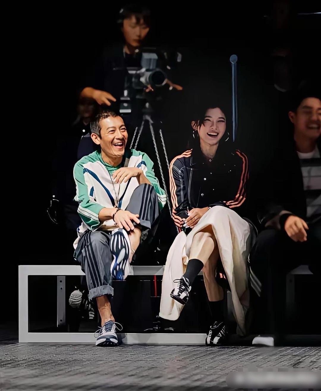 吴艳妮怎么和这家伙混在一起了 ​