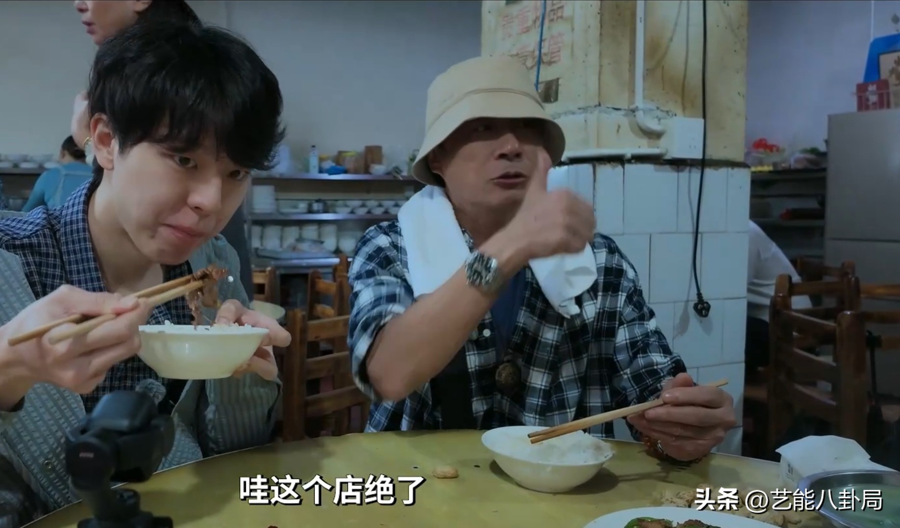 64岁吴镇宇成都沉迷脑花，狂炫肥肠，坦言臭脸老板煮不出好吃的，无名小店一口惊艳！
在成都商业街踩雷后，新一期节目，他索性换了个路子。
不再跟着网红推荐走，专门去农贸市场找吃的。

冒着雨去吃苍蝇馆子，没招牌、没店名，美食榜单根本搜不到。
没想到第一口下肚，脱口而出：“哇！好吃！”
凉拌肥肠、肝腰合炒