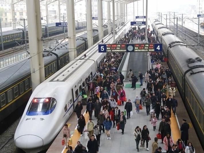 凌晨也能跨三省：京沪、京广、京哈多条高铁要开“夜车”了

中秋连国庆，抢票最怕白天满员、夜里空跑。国铁这次直接把多条主干高铁切到“夜间模式”：2026年中秋国庆运输9月23日启动、10月8日结束，全国铁路实行高峰运行图，日均计划开行旅客列车约1.3万列。其中9月25日、28日、30日至10月2日，以