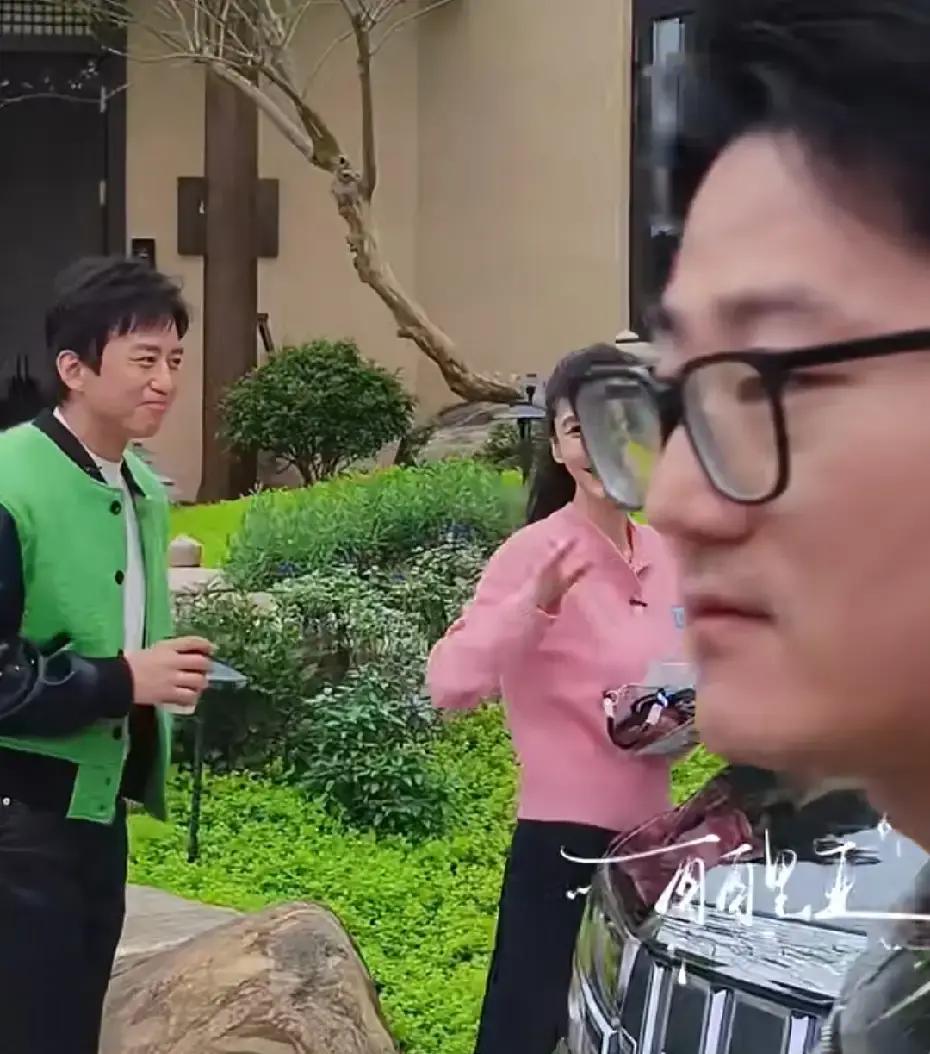 谁能想到，离开那档国民综艺这么多年，邓超和杨颖在重庆街头同框，还能让人心里猛地颤一下。
现场杨颖停下脚步接过粉丝递来的手写信，邓超就安安静静插着兜站在几步开外，也没催，嘴角挂着笑，就那么耐心地看着。
那眼神，老粉一眼就能看懂，跟十年前节目里护着妹妹的“老父亲”一模一样。
内娱见惯了镜头前称兄道