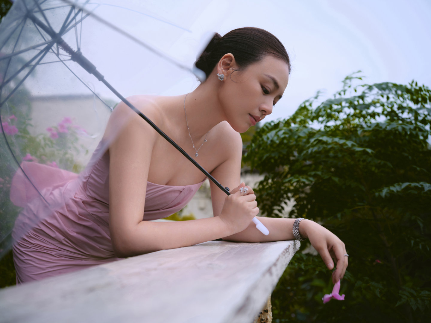 #马思纯[超话]#  
在庭院的绿意里躲一场雨
一伞，一院，在影像里感受自然的宁静。
#第6届平潭IM两岸青年影展# ​
