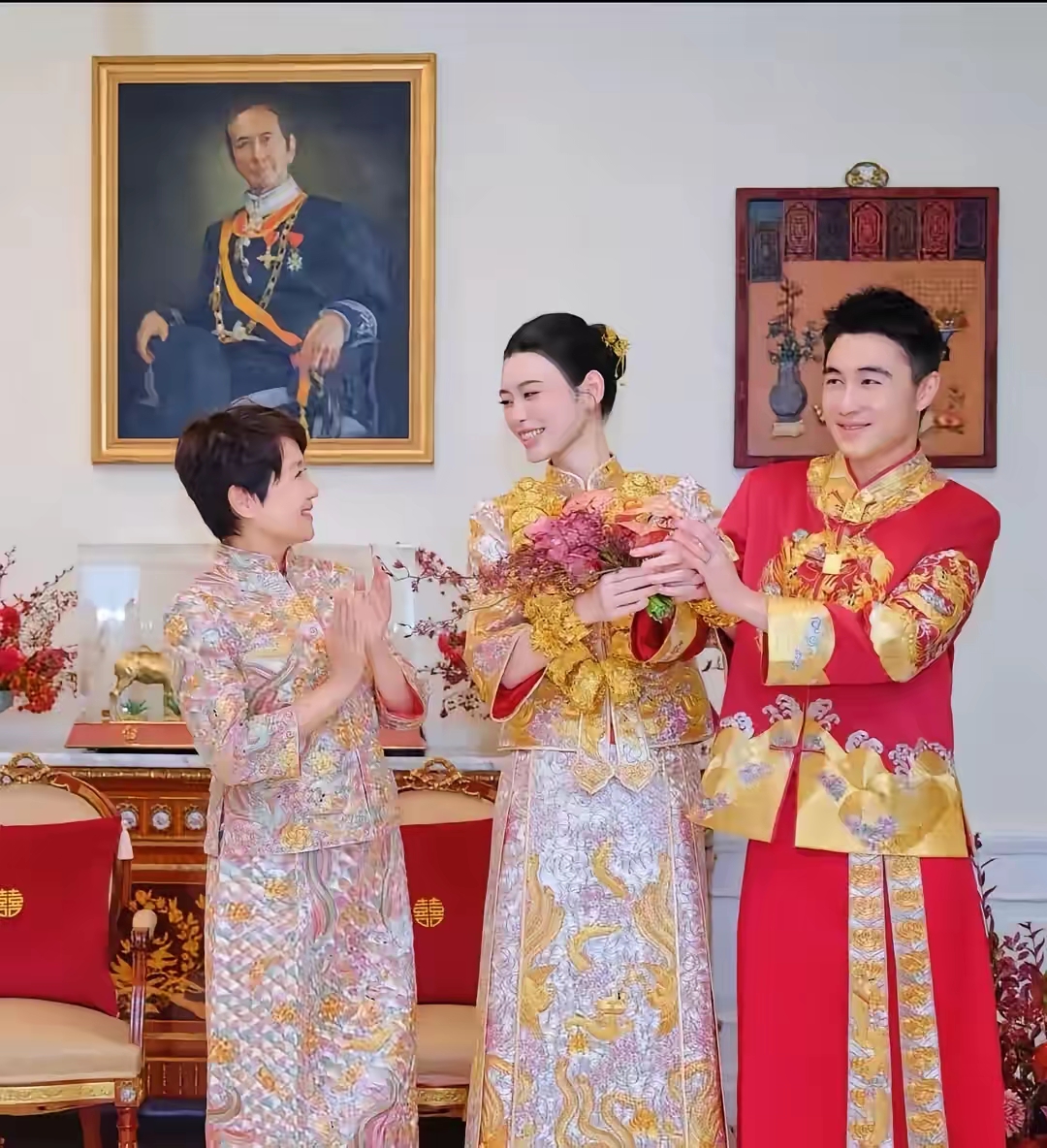 何猷君与奚梦瑶在澳门举办答谢宴，现场布置奢华吸睛。奚梦瑶身着婚纱亮相，一家人共同上台合影，子女也一同出镜，画面温馨。此前奚梦瑶还晒出婆婆赠送的婚嫁茶礼，二十多只黄金龙凤镯，视觉冲击力十足，网友调侃像黄金围脖。
 
两人的婚姻一直备受大众关注，从当初在一起饱受争议，到如今儿女双全，安稳经营家庭。这场答