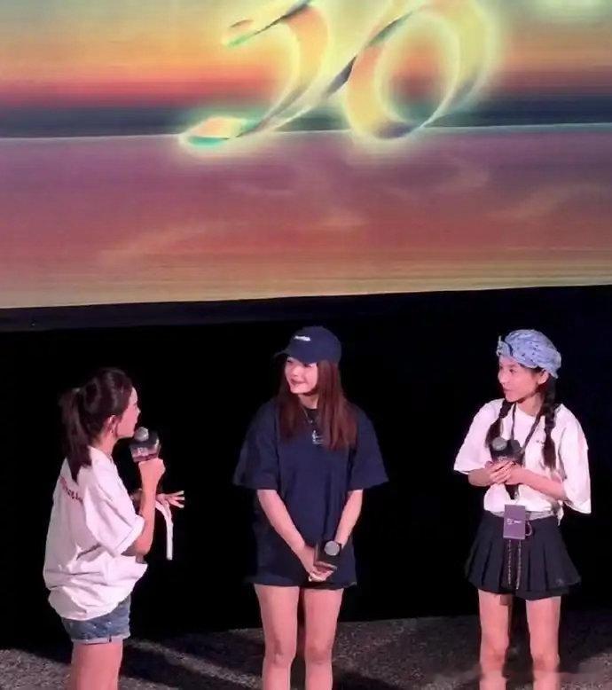 陈妍希现身阿那亚，T恤配牛仔短裤，简约穿搭咋越看越少女？ ​
