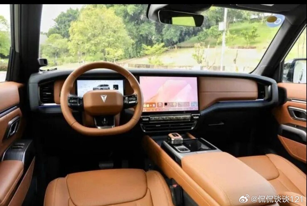 19.68万起！深蓝G318，硬派方盒子搭载华为全家桶
 
✅定价车身：深蓝G318成都车展上市，限时价19.68-23.68万。中大型方盒子SUV，车长5125mm，轴距2880mm，气场十足。
✅越野性能：最大450匹马力，零百5秒级，240mm离地间隙、600mm涉水深度，具备硬核越野能力。
✅华为双智：搭载华为乾崑ADS 5 Pro，27 ​