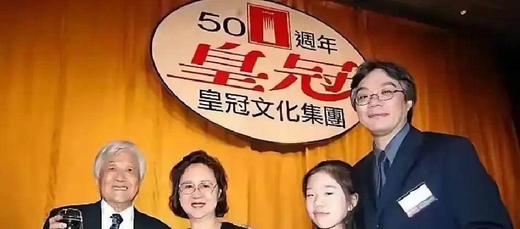 平鑫涛竟然跟琼瑶吵得面红耳赤，而且寸步不让，这画面要是传出去，当年大半个影视圈估计都得惊掉下巴

在所有人的印象里，这对打造了庞大“琼瑶影视宇宙”的黄金搭档，从来都是男方无条件妥协

琼瑶脾气敏感较真，一写起东西来就像着了魔，平鑫涛平时就变着法子哄，不管谁对谁错，最后低头认错的肯定是他

可偏偏在一