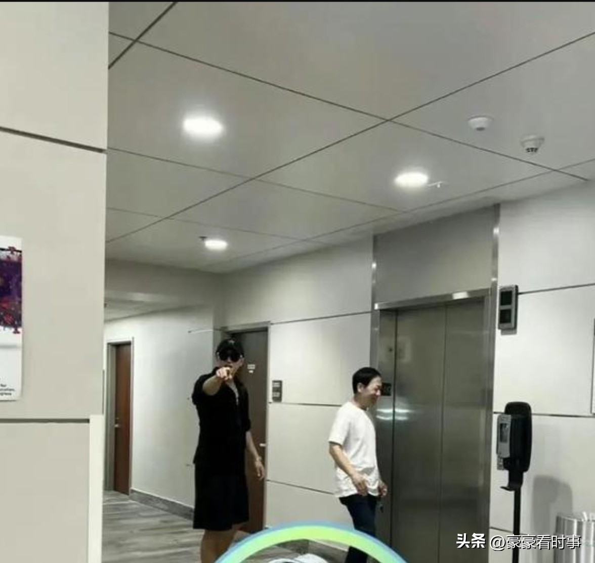 黄子韬徐艺洋近期官宣生子，本该充满喜悦的热搜却少见满屏祝福，舆论焦点直指两人两年来的回应操作，也给所有公众人物提了醒。
从2024年洛杉矶产检被偶遇，到后续挑母婴用品、抱婴画面流出，两人多次在直播、工作室声明里选择性模糊回应，甚至直接否认备孕生子的相关事实。网友不满的从来不是“晚公开”，而是反复给出