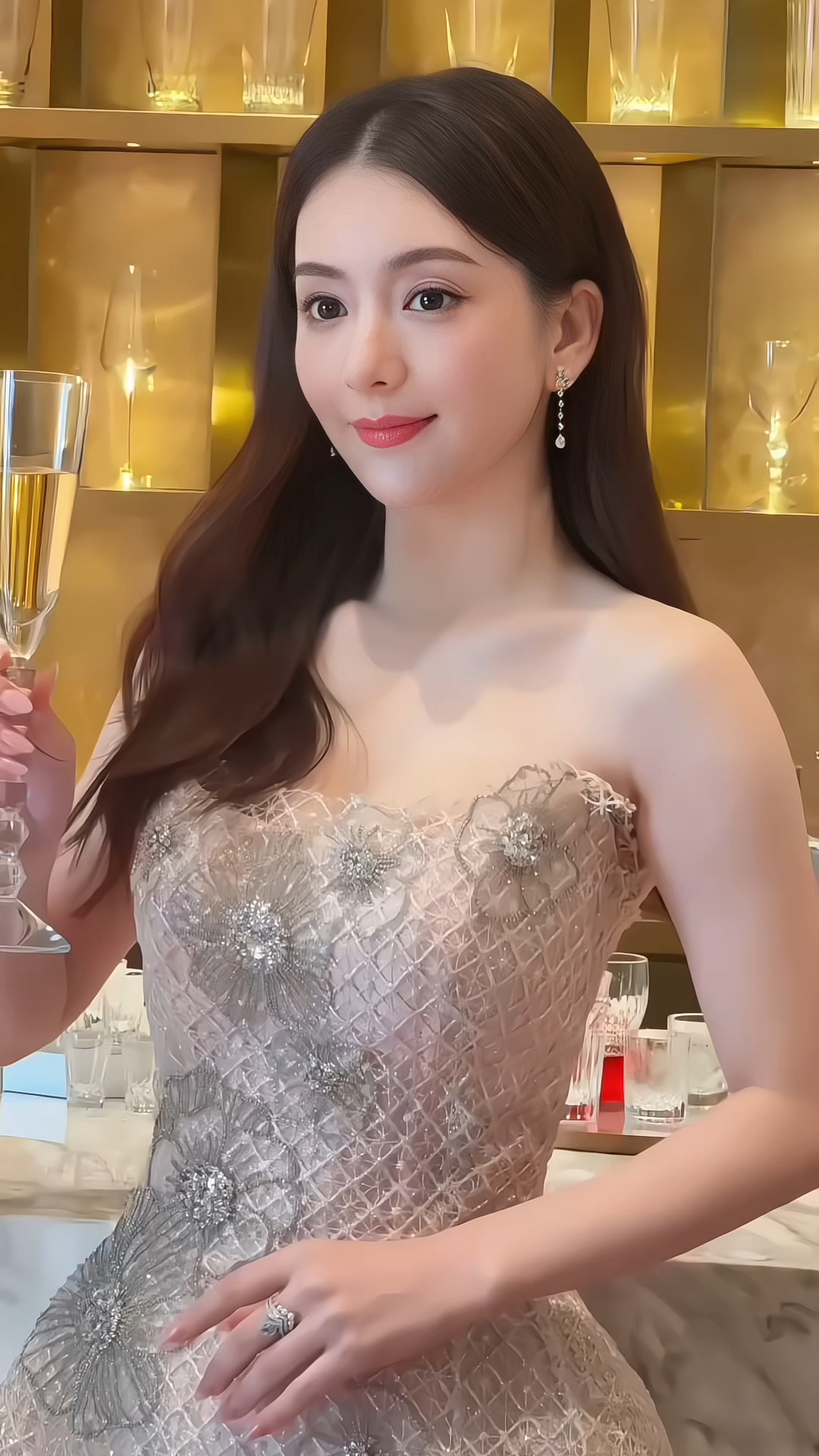 方媛粤语采访引热议：真正的豪门底气，从来不是婚姻给的
 
香港时装周采访名场面悄然刷屏，方媛面对记者的粤语提问全程手足无措，只能全程等待助理翻译，略显局促尴尬的画面，让网友再次将她与郭晶晶拿来深度对比。
 
二人同样远嫁香港、踏入万众瞩目的豪门圈层，却活出了截然不同的人生状态。方媛嫁给郭富城近十年，