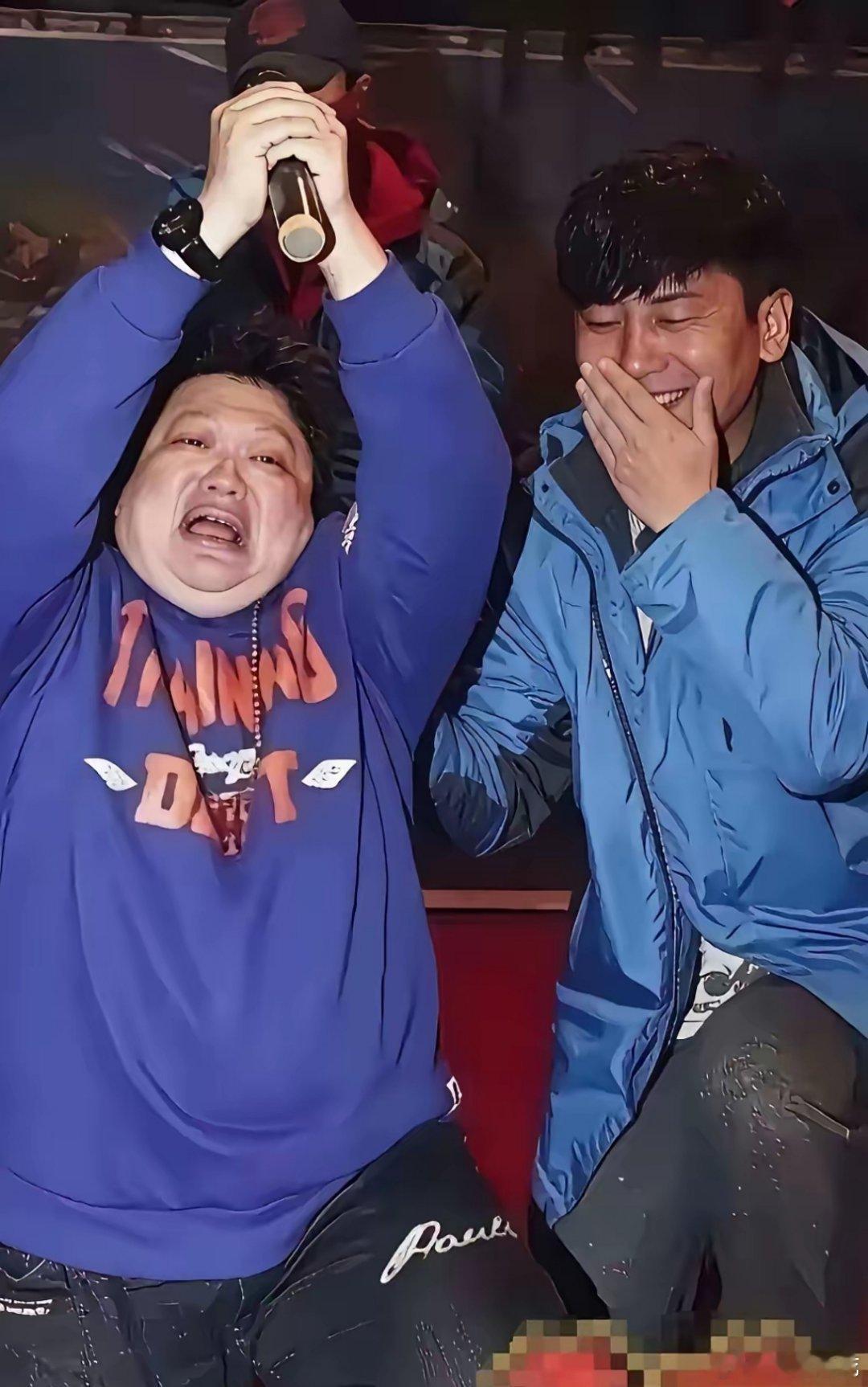 为什么当年没有人看得出来呢？
韩红的尽情演出
就连她身边的工作人员，都忍不住了，得捂嘴笑了。
​这一场公益，不知道是不是韩红演得太投入了，还是韩红太搞笑了。
​导致她身边的工作人员，实在憋不住了，只能在一旁捂嘴笑。
​这事说起来很奇怪，当年居然没有一个观众看得出来，这个工作人员笑场了 ​