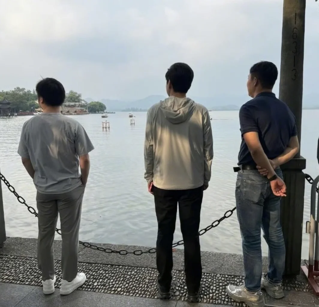 雷军又现身西湖了，不知道杭州饭合胃口吗