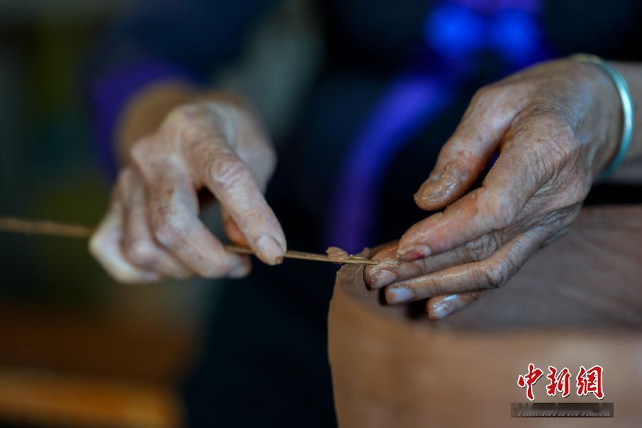 #海外华媒看海南# 【十二道古法，一捧泥火 从新石器时代走来的“活化石”】黎族原始制陶技艺，是海南独具代表性的古老民间手工技艺，于2006年入选第一批中国国家级非物质文化遗产代表性项目名录，被誉为中国古代制陶技艺的“活化石”。

海南黎族制陶历史可追溯至新石器时代，宋代《诸蕃志》卷下记载黎 ​