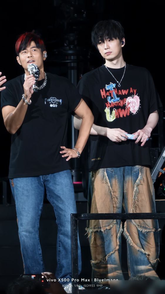 周杰伦巡演舞台边上永远站着个曹杨，科班出身，嗓子稳得像修音器，观众却只记得关系户仨字。
上音音乐剧系毕业，2016年靠《不能说的秘密》音乐剧男主叶湘伦入行，第二年直接签进杰威尔。起点高得离谱，标签也贴得死死的。
他10月21日受访原话：压力不大是假的，加上一些有的没的新闻，压力直接到顶。又说，一